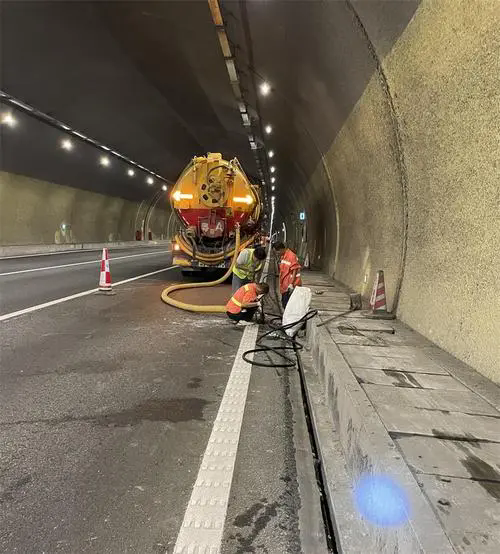 河间隧道排水渠清淤